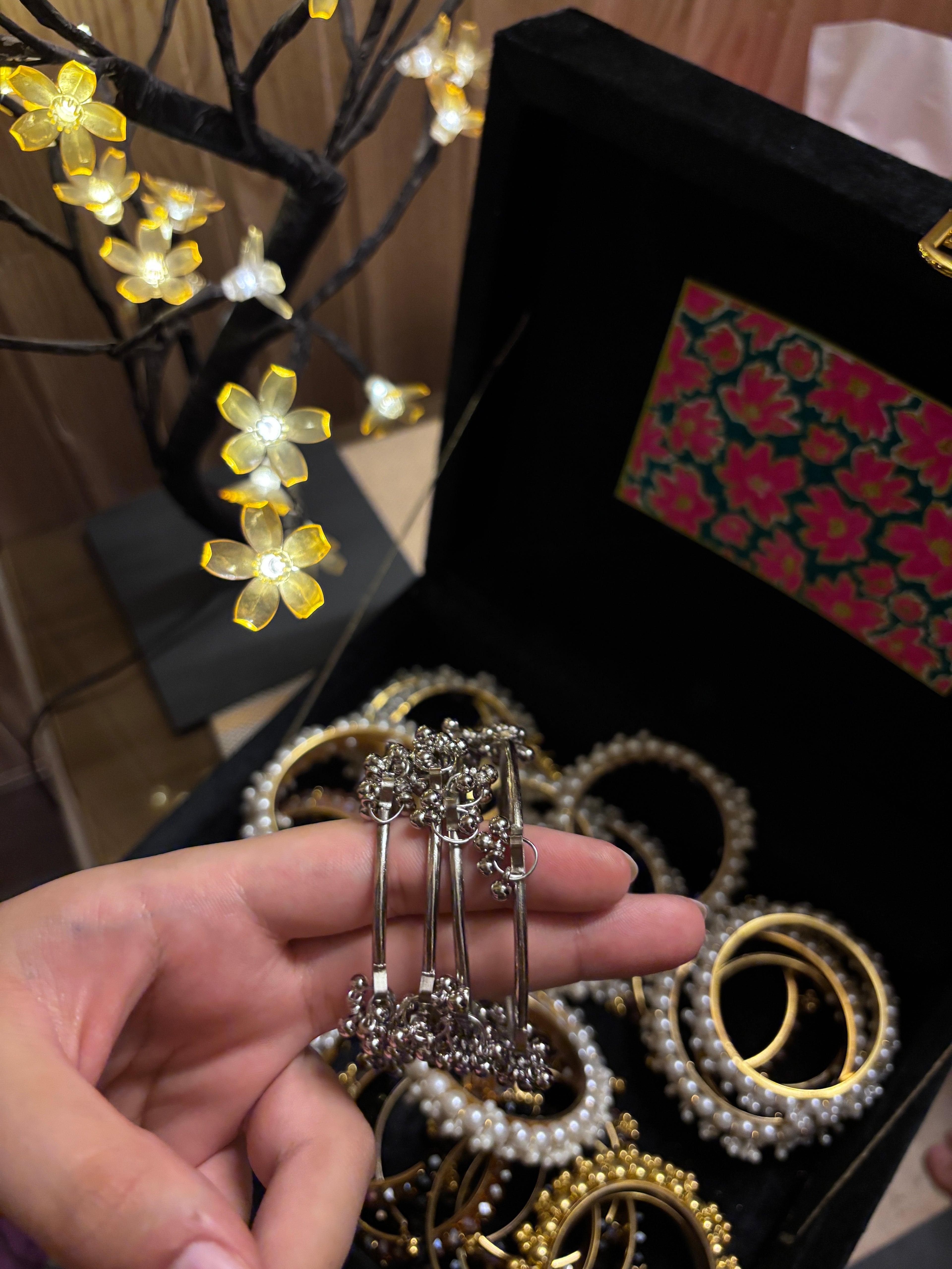 Kashmiri Ghungro Karay | Desi Chooriyan